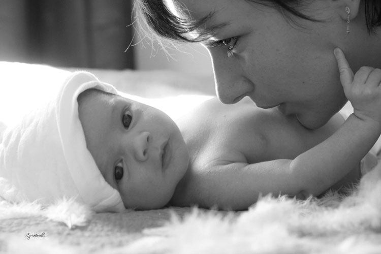 Photo d'un bébé et de sa maman
