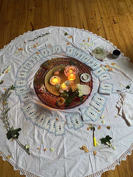Photo de rituel blessing way, table avec plateau et bougies