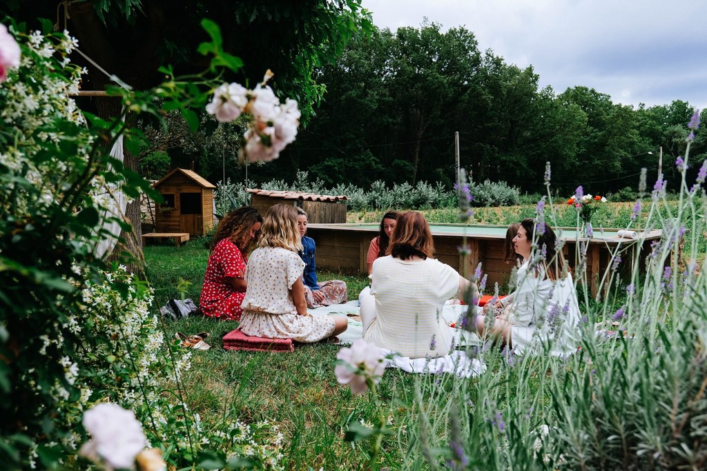 Photo de rituel blessing way dans un jardin