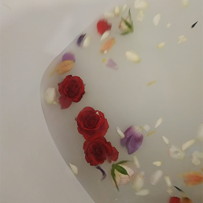 Photo d'eau de bain avec fleurs et lait